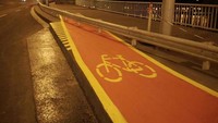 Niatnya memang baik untuk memberikan jalur kepada pesepeda. Tapi, ujungnya malah mentok di pembatas jalan. Dok. Boredpanda