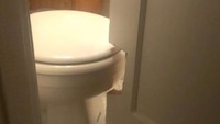 Akibat kurang akurat, pintu toilet ini dipotong sebagiannya agar bisa terbuka lebih lebar. Dok. Boredpanda