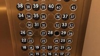 Tombol di lift ini punya penempatan yang acak. Akibatnya bikin bingung orang yang akan memencetnya. Dok. Boredpanda