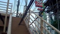 Tangga pejalan kaki ini ditembus kabel. Selian gagal, pemasangan kabel juga membahayakan. Dok. Boredpanda