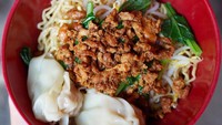 Bakmi Bangka BPPT yang juga berlokasi di Kebon Jeruk ini bisa dikunjungi untuk mencicipi kelezatannya. Tempat makan sederhana ini juga menawarkan bakmi dengan topping ayam cincang melimpah seharga Rp 18.000. Tambah nikmat ketika dipadukan dengan acar cabe rawit. Foto: Instagram @cenjkt