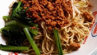 Buat yang berada di Jakarta Utara, di kawasan Sunter ada tempat makan bakmi Bangka enak. Namanya Bakmi Bangka Aloy yang satu porsinya sekitar Rp 18.000-an. Tekstur mienya kenyal dan rasanya super gurih. Foto: Instagram @lianna.lim