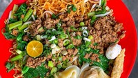 Bakmi Bangka Emen berlokasi di Jalan Raya Poris Indah. Tempat makan bakmi Bangka di sini non halal, karena tersedia menu song sui yang menggunakan daging babi. Seporsi bakmi Bangka di warung ini sekitar Rp 20.000-an saja. Foto: Instagram @ajakmakan