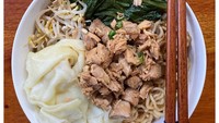 Mie Ayam Bangka Chandra juga bisa dikunjungi untuk menikmati seporsi gurih hangat bakmi Bangka. Salah satu lokasinya ada di Kalibata City Tower Flamboyan dan tempat makan ini halal. Kamu bisa menikmatinya mulai dari Rp 18.000. Foto: Instagram @babakmi