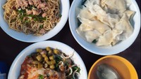 Bakmi Bangka dengan topping ayam cincang dan acar cabe rawit juga bisa kamu cicipi di Mie Ayam Bangka Akhian 99 Meruya. Bakmi Bangka ini dibanderol Rp 21.000, kamu bisa meminta racikan bumbu gurih maupun manis. Tempat makan ini halal, sehingga muslim bisa menikmatinya. Foto: Google Review/Syifa Satnawijaya