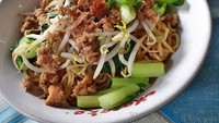 Kawasan Tanjung Duren terkenal menawarkan banyak tempat makan bakmi enak. Salah satunya Mie Ayam Bangka Ongky yang tempatnya juga halal. Mienya tipis agak kenyal dan topping ayam melimpah bisa dinikmati seharga Rp 15.000. Foto: Instagram @koki.jajan