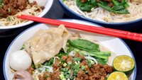 Bakmi Bangka Asli 81 di Tanjung Duren satu ini juga terkenal karena kelezatannya. Untuk menikmati mie kenyal dengan topping ayam kecap di rumah makan ini hanya Rp 19.000 saja. Foto: Instagram @bakmiebangkaasli81