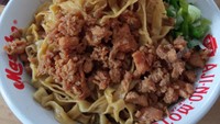Bakmi Bangka enak lainnya ada di kawasan Duri Kosambi, Jakarta Barat. Namanya Bakmi Bangka Akim, berupa rumah makan sederhana. Tempat makan ini non halal karena topping bakmi menggunakan daging babi cincang. Kamu bisa mencicipinya seharga Rp 30.000-an per porsi. Foto: Google Review/Rio Kuswanto