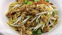 Lelah berbelanja di kawasan ITC Mangga 2 ada kedai bakmi enak bernama Bakmi Bangka Amin. Harga satu porsinya sekitar Rp 24.000 dan topping ayam kecap serta taugenya melimpah. Nikmat sekali ketika diseruput. Foto: Instagram @fransi_96