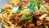 Kalau mencari bakmi halal di kawasan Meruya Ilir, Jakarta Barat, wajib mengunjungi Bakmi Bangka 777 Aloiy. Bakmi Bangka di sini pas sekali ketika diracik dengan acar cabe rawit dan jeruk kunci. Foto: Instagram @oscarciptajaya