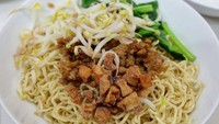 Bakmi Lontar Bangka di kawasan Tanjung Duren ini juga bisa dikunjungi untuk menikmati seporsi gurih hangat bakmi Bangka. Tempat makan ini non halal, jadi muslim perlu memperhatikannya. Jika tak ingin topping ayam, ada juga babi cincang. Foto: Instagram @senculinary