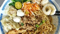 Tempat makan bakmi Bangka non halal lainnya bisa ditemui di kawasan Cengkareng, Jakarta Barat. Kamu bisa mengunjungi rumah makan Bakmi Air Mangkok. Satu porsinya hanya dibanderol Rp 20.000-an saja. Foto: Instagram @gudangbakmi