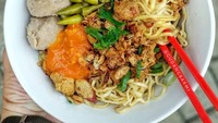 Kuliner di kawasan BSD memang tak ada matinya. Ada Bakmi Bangka Asli 17 di Pasar Modern BSD yang patut dicoba, satu porsinya dibanderol Rp 26.000 saja. Tak perlu khawatir, karena tempatnya halal. Foto: Instagram @gudangbakmi 