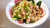 Bakmi Bangka yang enak dan halal bisa kamu temui di kawasan Kebon Jeruk. Namanya Bakmi Ayam Aseng, tempat berjualannya di pinggir jalan dengan gerobak sederhana. Penyajian dan cita rasanya tentu saja tak kalah dari tempat lainnya. Seporsinya Rp 20.000-an. Foto: Google Review/One Will