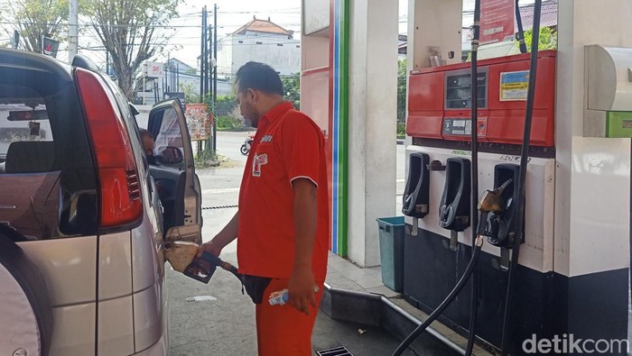 Seorang petugas menunjukkan harga BBM jenis Pertalite yang sudah naik menjadi Rp10 ribu per liter di SPBU Maya jalur Pantura, Tegal, Jawa Tengah, Sabtu (3/9/2022). Pemerintah menetapkan harga Pertalite dari Rp7.650 per liter menjadi Rp10 ribu per liter, Solar subsidi dari Rp5.150 per liter jadi Rp6.800 per liter, Pertamax nonsubsidi naik dari Rp12.500 jadi Rp14.500 per liter berlaku pada Sabtu 3 September 2022 mulai pukul 14.30 WIB. ANTARA FOTO/Oky Lukmansyah/wsj.