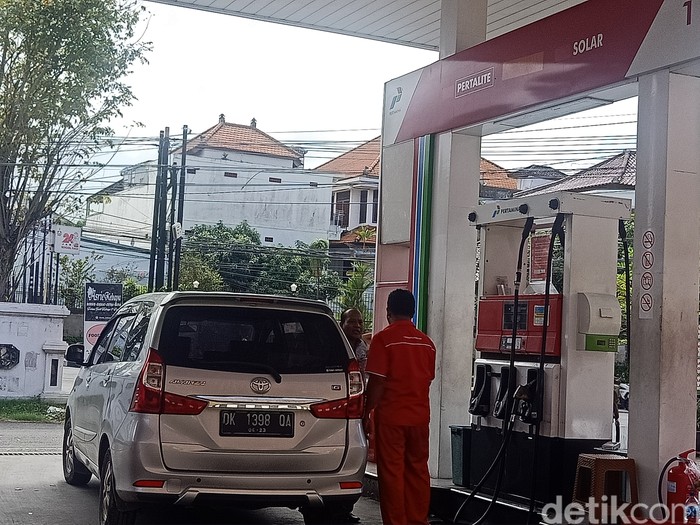 Kebijakan menggunakan MyPertamina untuk beli bensin subsidi mengundang beragam tanggapan. Seperti di Denpasar, warga merasa resah jika kebijakan itu mulai berlaku nantinya, Minggu, 3/7/2022.