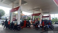 Antrean kendaraan di salah satu SPBU di Denpasar, Bali, Sabtu, (2/7/2022). Kebijakan wajib daftar MyPertamina agar tetap bisa membeli pertalite dan solar alias bahan bakar minyak (BBM) bersubsidi membuat resah para pemilik mobil di Denpasar.