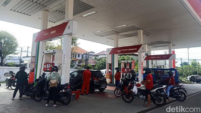 Beli BBM Pakai MyPertamina, Pemilik Mobil di Denpasar Mengaku Resah Kebijakan menggunakan MyPertamina untuk beli bensin subsidi mengundang beragam tanggapan. Seperti di Denpasar, warga merasa resah jika kebijakan itu mulai berlaku nantinya, Minggu, 3/7/2022.