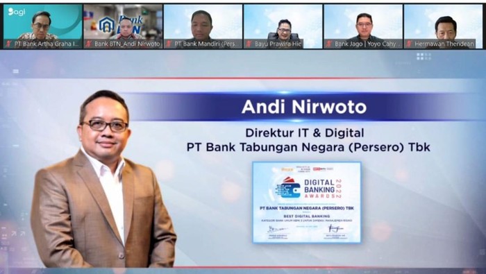 Direktur IT & Digital Bak BTN Andi Nirwoto menerima penghargaan pada ajang Digital Banking Awards 2022 di Jakarta. Bank BTN menerima penghargaan Digital Banking Awards 2022 kategori Bank Umum KBMI 3 Dimensi Manajemen Risiko.
Penghargaan ini merupakan bukti komitmen Bank BTN dalam mengembangkan berbagai inovasi layanan digital banking yang fokus untuk membangun ekosistem perumahan. Bank BTN akan terus membangun inovasi digital banking untuk semakin memudahkan masyarakat dan nasabah memiliki rumah.