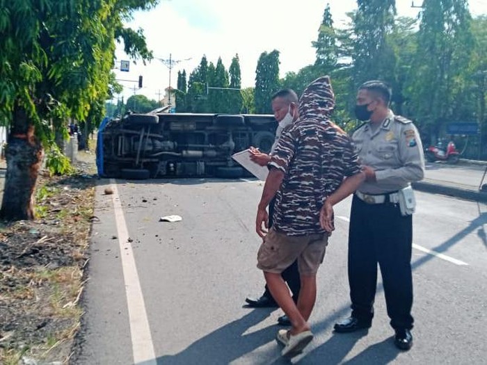 Bus Terguling di Madiun