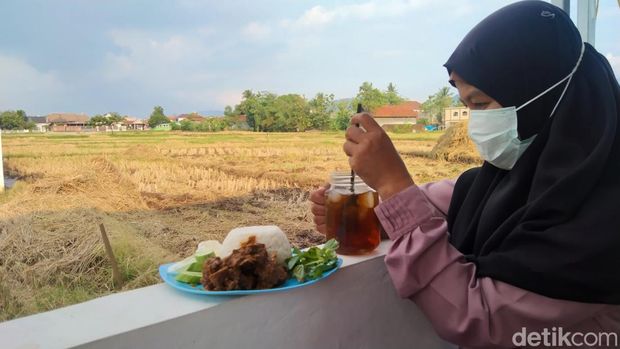 Cara pengunjung menikmati di rumah makan Bebek Cak Nuv.