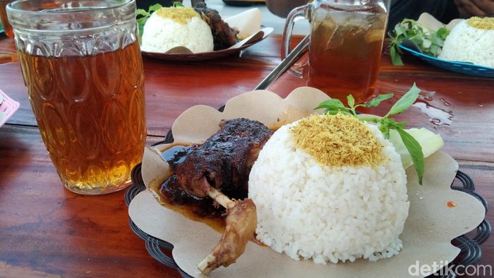 Cara pengunjung menikmati di rumah makan Bebek Cak Nuv.