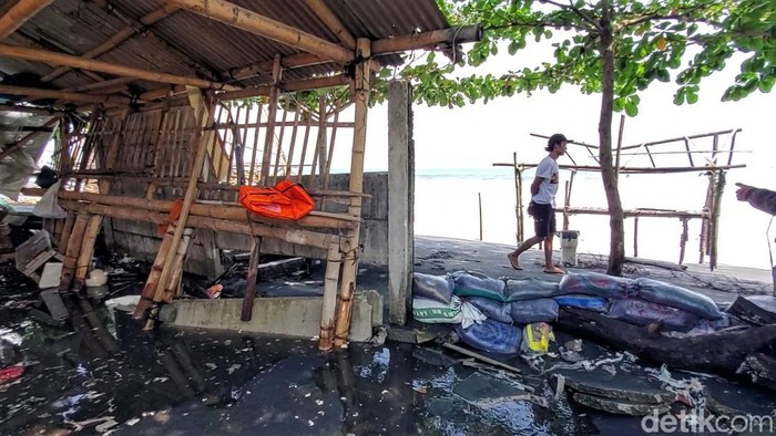 Dampak gelombang ringgi juga dirasakan sejumlah warung wisata di pesisir Teluk Palabuhanratu, Kabupaten Sukabumi, Jawa Barat.