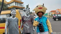 Profesi manusia silver tenar awal pandemi COVID-19 sekitar tahun 2020. Saat itu profesi ini menjadi perhatian masyarakat karena keunikannya dengan atraksi menjadi patung.