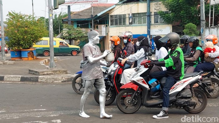 Pandemi Covid-19 mempengaruhi semua aspek kehidupan, kesehatan hingga ekonomi. Tapi di sisi lain muncul profesi baru, di antaranya badut dan manusia silver, Minggu, 3/7/2022.