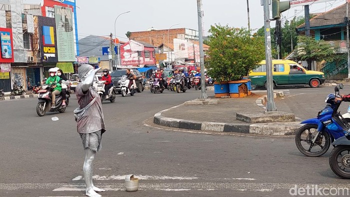 Pandemi Covid-19 mempengaruhi semua aspek kehidupan, kesehatan hingga ekonomi. Tapi di sisi lain muncul profesi baru, di antaranya badut dan manusia silver, Minggu, 3/7/2022.