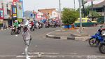 Fenomena Manusia Silver dan Badut Mengais Rezeki di Jalanan