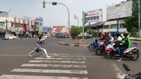 Salah satu Manusia Silver di kawasan yang sama, bernama Anto bercerita, sebelum menjadi Manusia Silver, Anto bekerja sebagai sopir angkutan kota (angkot). Menjadi sopir angkot tak lagi menjanjikan, Anto banting stir menjadi manusia silver.
