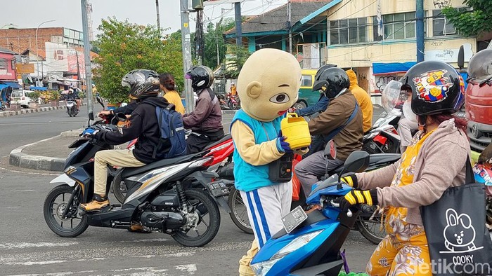 Pandemi Covid-19 mempengaruhi semua aspek kehidupan, kesehatan hingga ekonomi. Tapi di sisi lain muncul profesi baru, di antaranya badut dan manusia silver, Minggu, 3/7/2022.