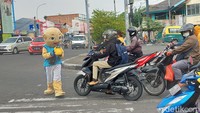 Seperti halnya yang diceritakan oleh Rina dan Anto, masing-masing merupakan Badut Jalanan dan Manusia Silver. Mereka biasa bermain dan menghibur masyarakat di perempatan lampu merah Ciledug, tepatnya dekat dengan CBD Ciledug Tangerang. Menjadi badut pengamen pendapatannya tidak menentu. Jika sedang ramai, sehari bisa mendapatkan Rp 100.000 sampai Rp 150.000.