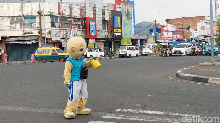 Fenomena Manusia Silver dan Badut Mengais Rezeki di Jalanan Pandemi Covid-19 mempengaruhi semua aspek kehidupan, kesehatan hingga ekonomi. Tapi di sisi lain muncul profesi baru, di antaranya badut dan manusia silver, Minggu, 3/7/2022.