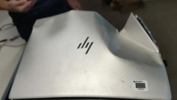 Duh, karena terjepit di pintu kereta jadi bengkok begini laptopnya. Foto: Brightside