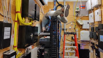 Perjuangan teknisi IT kala ada perangkat yang rusak. Sungguhan jungkir balik. Foto: Brightside