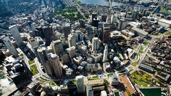 Wajah Boston dulu 1990-an dan sekarang 2010-an. Di mana jalan raya dtinggikan dan dpindahan ke bawah tanah, sebagai gantinya ada ruang terbuka hijau. Foto: Boredpanda