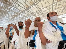 Jemaah Haji, Jangan Lepas dan Tukar Gelang Identitas Ya!