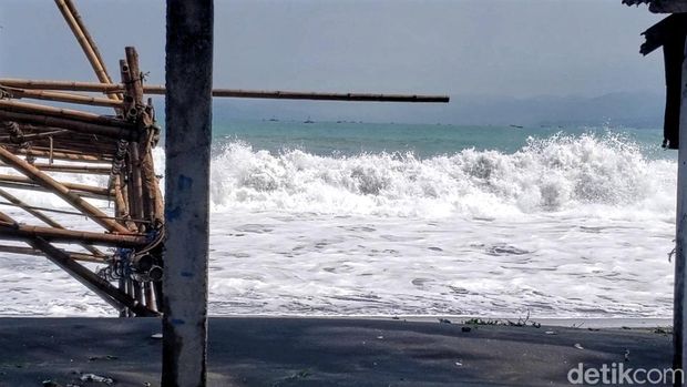 Gelombang tinggi di pesisir Palabuhanratu, Sukabumi
