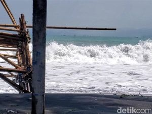 Diterjang Gelombang Pasang, Kawasan Wisata Pantai Cilacap Porak-poranda
