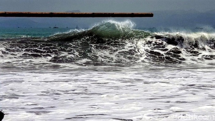 Gelombang tinggi di pesisir Palabuhanratu, Sukabumi