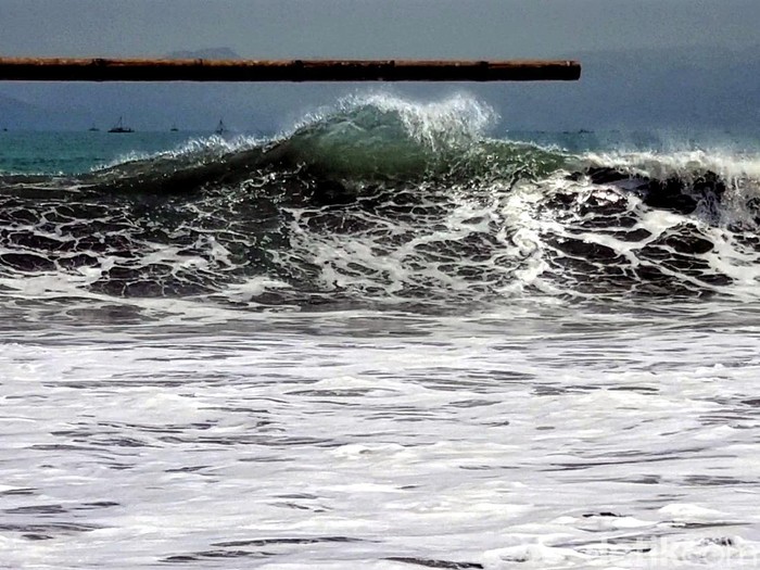 Gelombang tinggi di pesisir Palabuhanratu, Sukabumi
