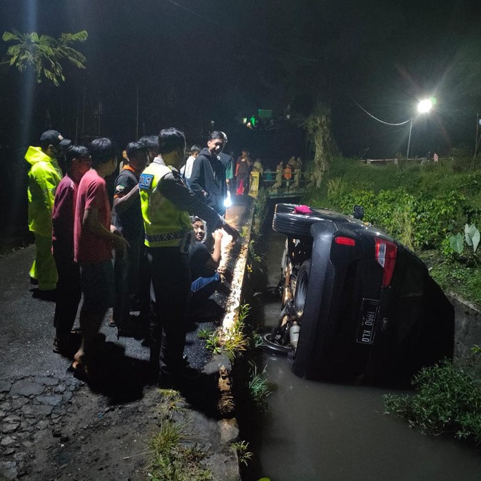 Hilang Kendali di Jalan Menikung, Avanza Terjun ke Sungai Kota Batu