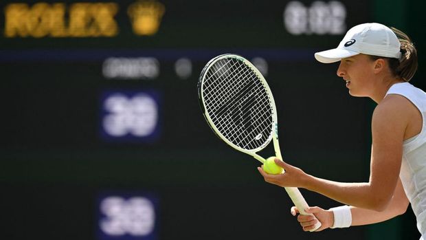 Poland's Iga Swiatek serves to France's Alize Cornet during their women's singles tennis match on the sixth day of the 2022 Wimbledon Championships at The All England Tennis Club in Wimbledon, southwest London, on July 2, 2022. - RESTRICTED TO EDITORIAL USE (Photo by Glyn KIRK / AFP) / RESTRICTED TO EDITORIAL USE (Photo by GLYN KIRK/AFP via Getty Images)