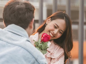 30 Ucapan Girlfriend Day Romantis, Lengkap Dengan Bahasa Inggris & Artinya