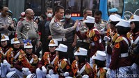 Kepala Korps Lalu Lintas Polri Irjen. Pol. Drs. Firman Santyabudi menyapa polisi cilik yang turut memeriahkan HUT ke-76 Bhayangkara di kawasan CFD Bundaran HI, Jakarta, Minggu, (3/7/2022).