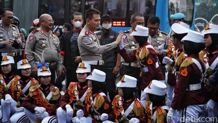 Kakorlantas Polri Menyapa Polisi Cilik yang Beraksi di CFD Memeriahkan HUT Bhayangkara sejumlah polisi cilik beraksi di CFD Bundaran HI, Jakarta. Kepala Korps Lalu Lintas Polri Irjen. Pol. Drs. Firman Santyabudi turut hadir menyapa, Minggu, 3/7/2022.