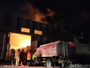 Gudang Cat di Sidoarjo Terbakar, Terdengar Suara Ledakan Keras