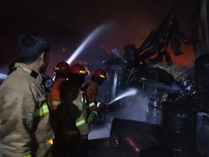 Dua Orang Dilarikan ke RS Kebakaran Gudang Cat di Sidoarjo